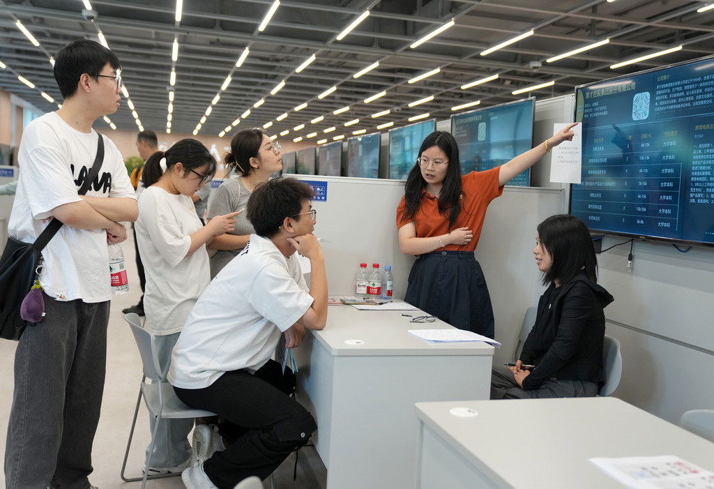 9月4日，求職者與招聘企業(yè)代表在杭州市綜合性人才招聘會(huì)上洽談。