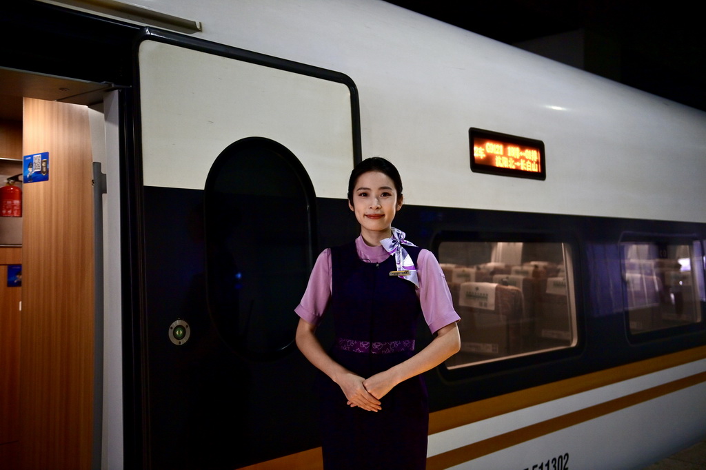 9月4日，G9121次列車(chē)乘務(wù)員在歡迎試乘人員登車(chē)。