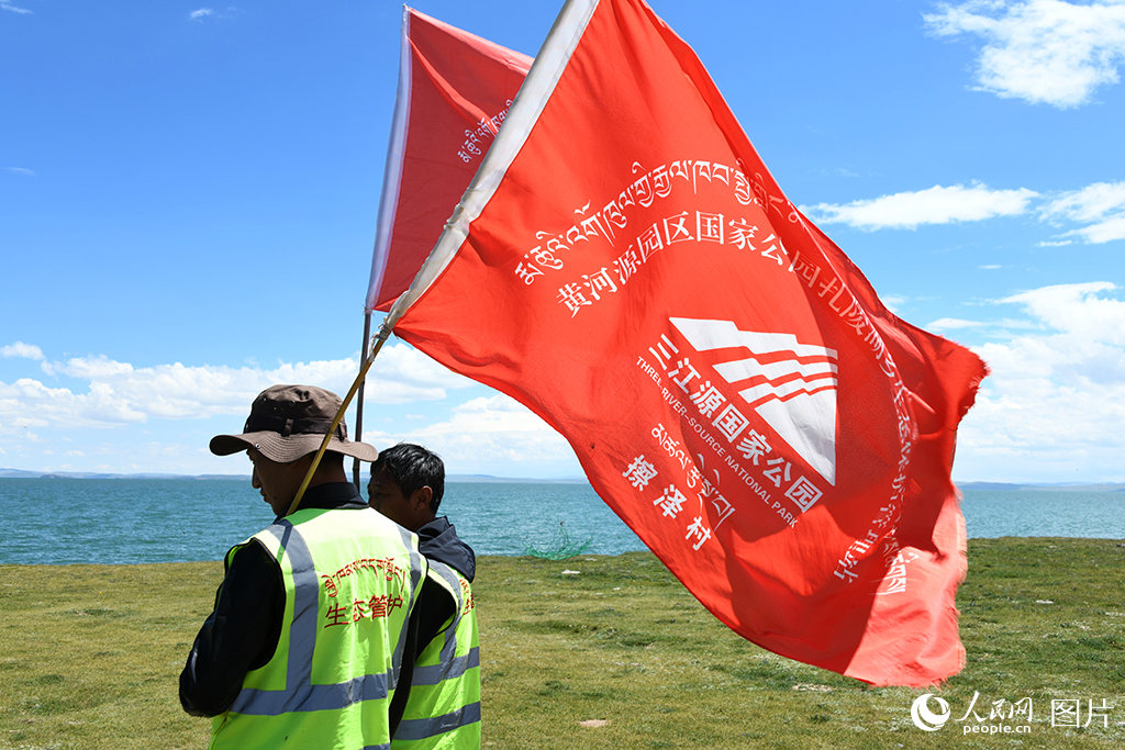 位于青海省瑪多縣境內(nèi)的黃河的源頭區(qū)——三江源國家公園黃河源園區(qū)，包括了以扎陵湖-鄂陵湖（姊妹湖）、星星海等為代表的高原湖泊群，具有極為重要的水源涵養(yǎng)和徑流匯集的生態(tài)系統(tǒng)服務(wù)功能，擦澤村生態(tài)管護(hù)員長期在鄂陵湖國際重要濕地開展巡護(hù)。近年來，按照山水林草湖一體化管護(hù)的要求，黃河源園區(qū)深入貫徹落實(shí)生態(tài)管護(hù)“一戶一崗”政策，全縣設(shè)置生態(tài)公益崗位管護(hù)員3142名，實(shí)現(xiàn)“戶均一崗”全覆蓋的目標(biāo)，牧民群眾由傳統(tǒng)的草原利用者轉(zhuǎn)變?yōu)樵搭^保護(hù)者。人民網(wǎng)記者 甘海瓊攝