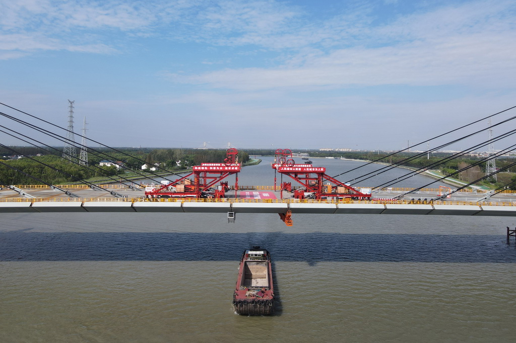 空中俯瞰嘉松公路越江新建工程主橋項(xiàng)目施工現(xiàn)場（9月11日攝，無人機(jī)照片）。