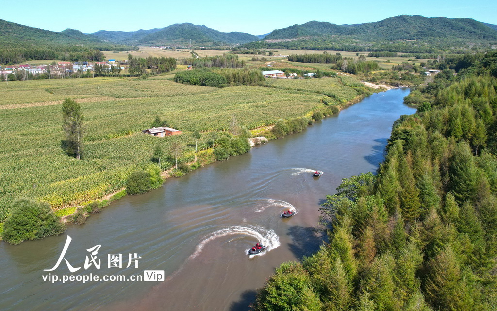 9月11日，訓(xùn)練尖子在進(jìn)行水陸兩棲比武競賽。