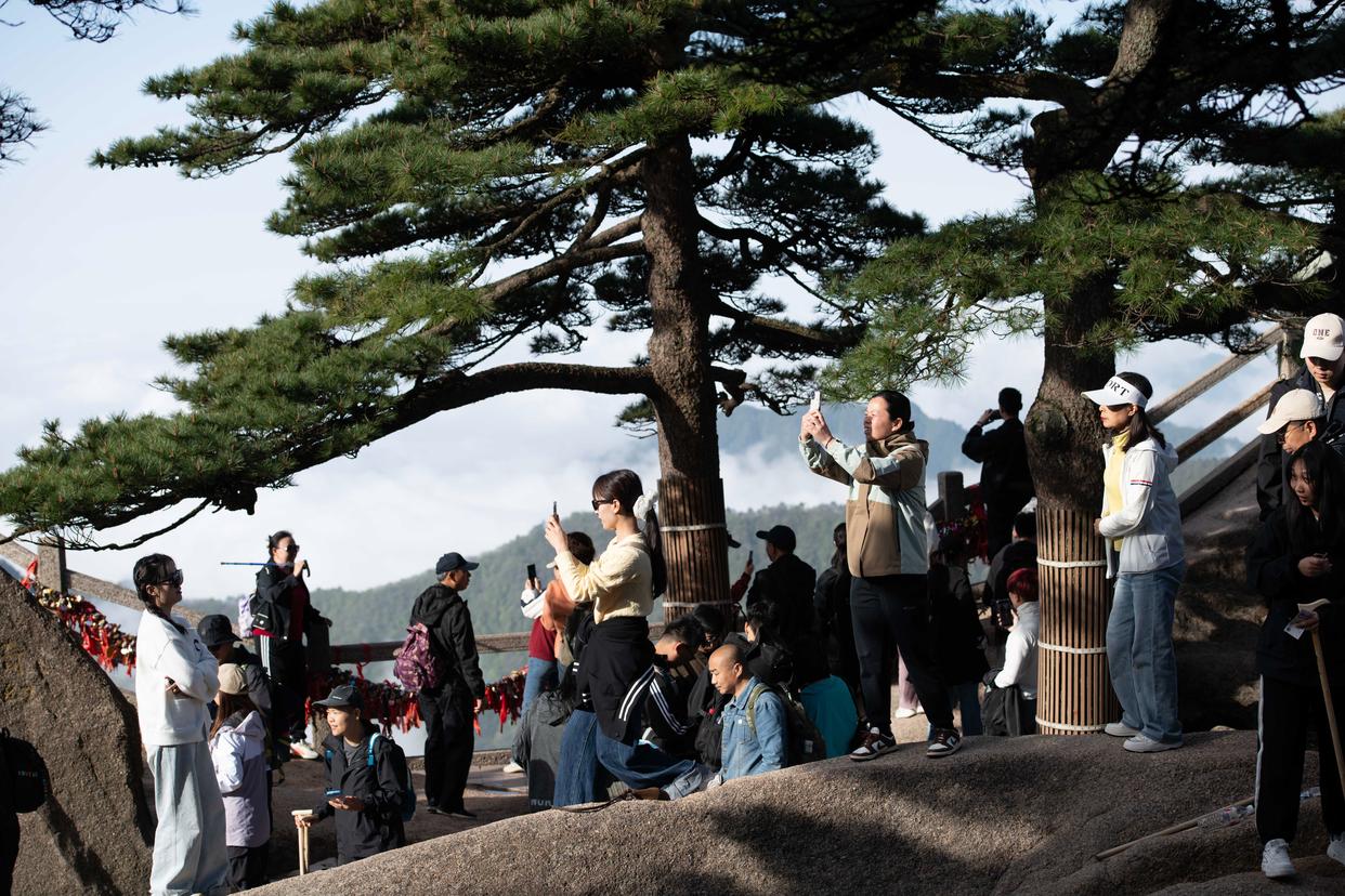 2025年4月23日，游客在黃山風(fēng)景區(qū)游玩。新華社記者 張端 攝