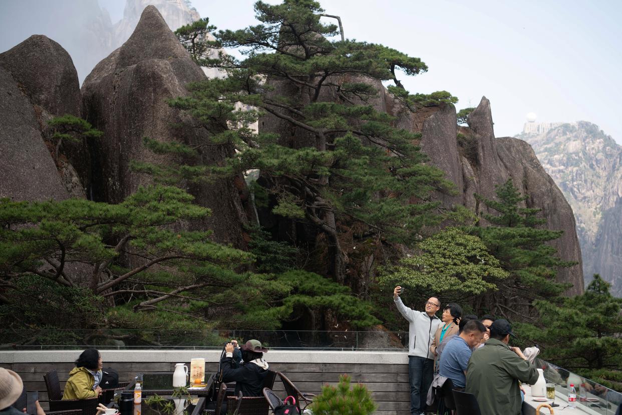 2025年4月23日，游客在黃山風(fēng)景區(qū)休閑游玩。新華社記者 張端 攝