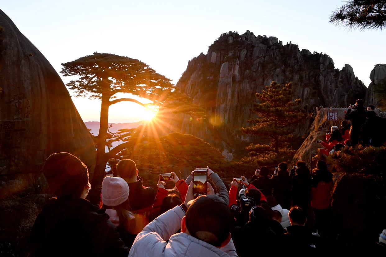 2025年1月1日，游客在安徽黃山風(fēng)景區(qū)迎客松景點(diǎn)觀賞日出。新華社記者 黃博涵 攝