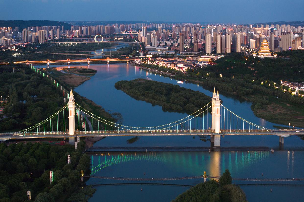 寶雞市區(qū)渭河沿岸夜景（無(wú)人機(jī)照片，2024年5月9日攝）。新華社記者 邵瑞 攝