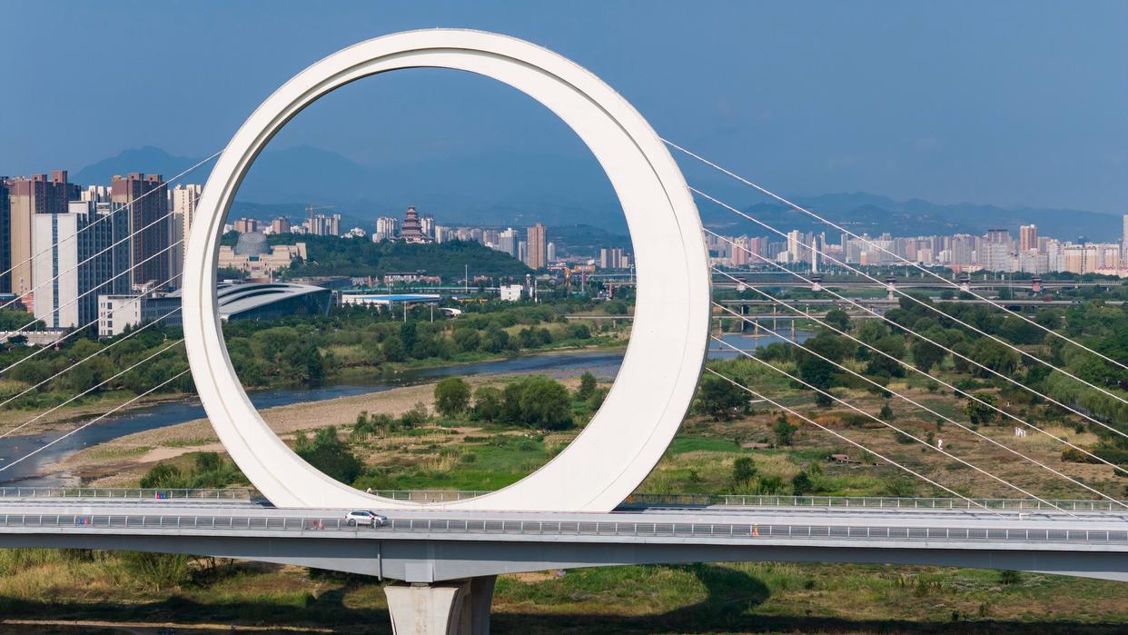 寶雞市渭河兩岸景色（無(wú)人機(jī)照片，5月28日攝）。新華社記者 鄒競(jìng)一 攝