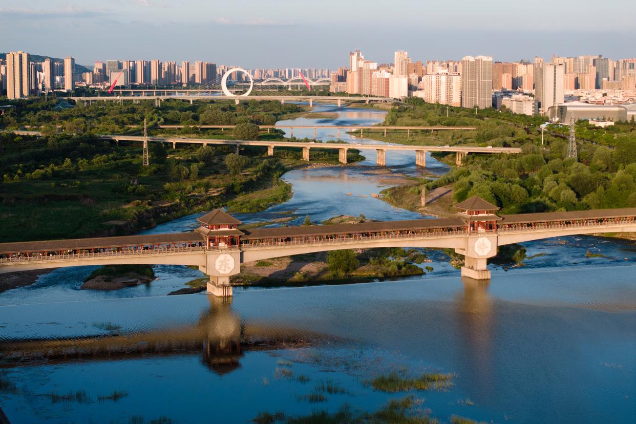 寶雞市區(qū)渭河沿岸景色（無(wú)人機(jī)照片，2024年5月9日攝）。新華社記者 邵瑞 攝