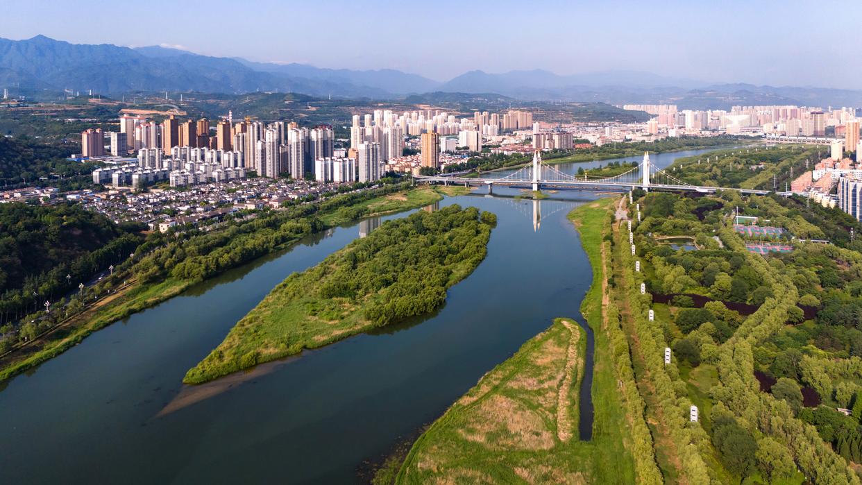 寶雞市渭河兩岸景色（無人機(jī)照片，5月28日攝）。新華社記者 鄒競(jìng)一 攝