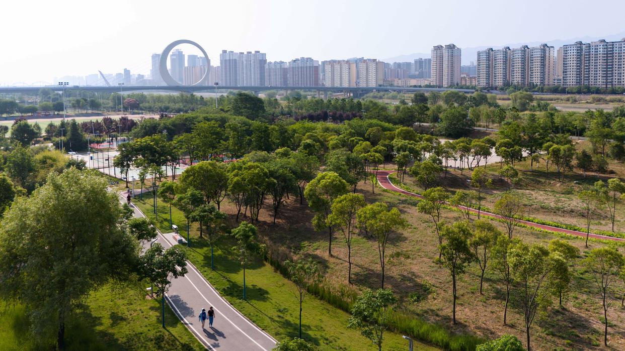 游客在寶雞市渭河生態(tài)公園散步（無(wú)人機(jī)照片，5月28日攝）。新華社記者 鄒競(jìng)一 攝