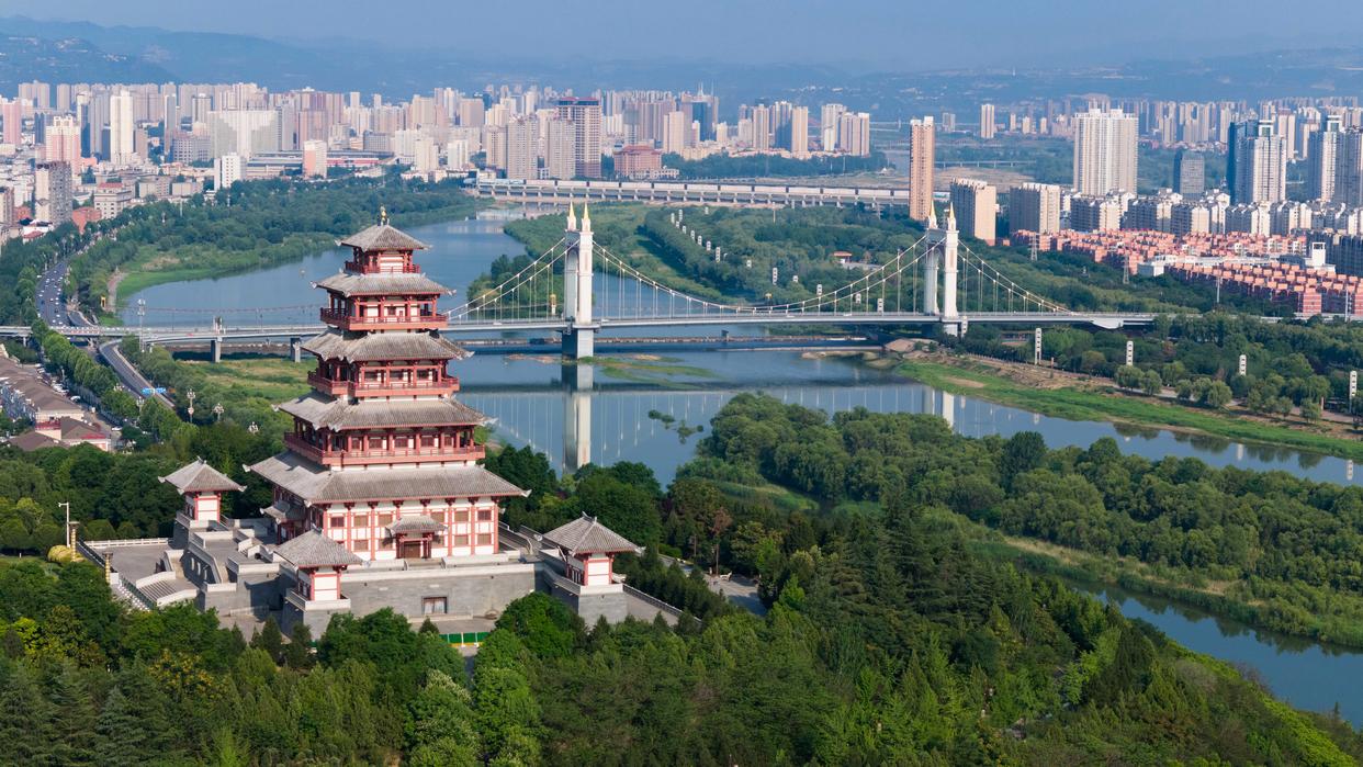 寶雞市渭河兩岸景色（無(wú)人機(jī)照片，5月28日攝）。新華社記者 鄒競(jìng)一 攝