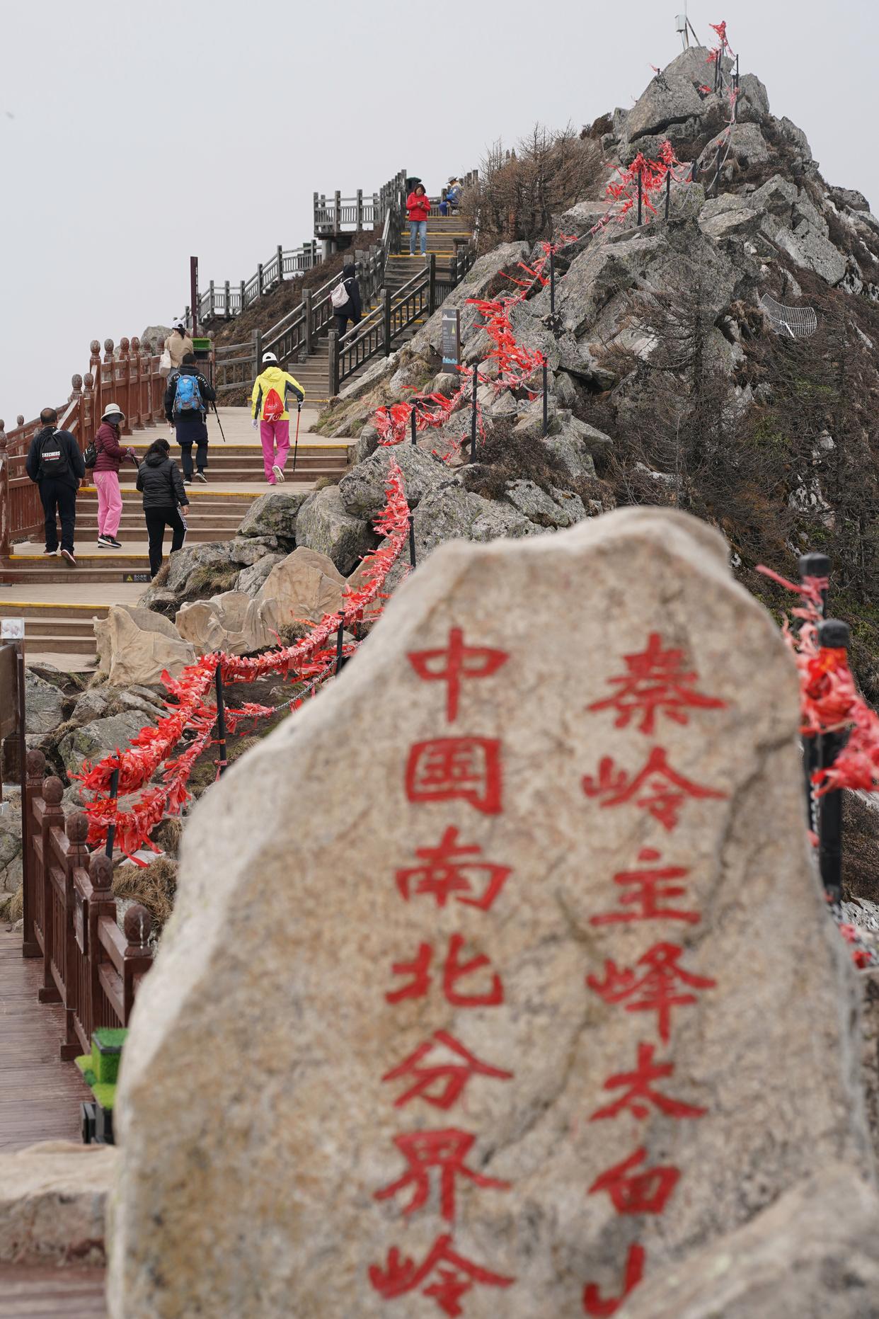 游客在位于寶雞的秦嶺太白山景區(qū)游覽（2024年5月10日攝）。新華社記者 邵瑞 攝